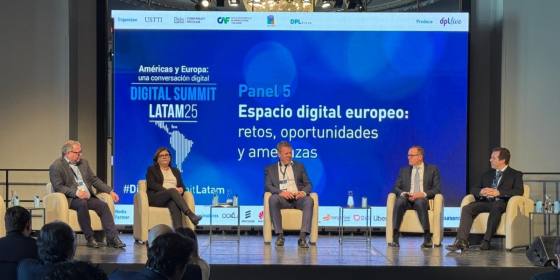 The image shows BEREC Chair 2025 Robert Mourik (ComReg, Ireland) participating in a panel session during the Digital Summit Latam 2025 in Madrid, Spain. The picture shows also the other panelists.