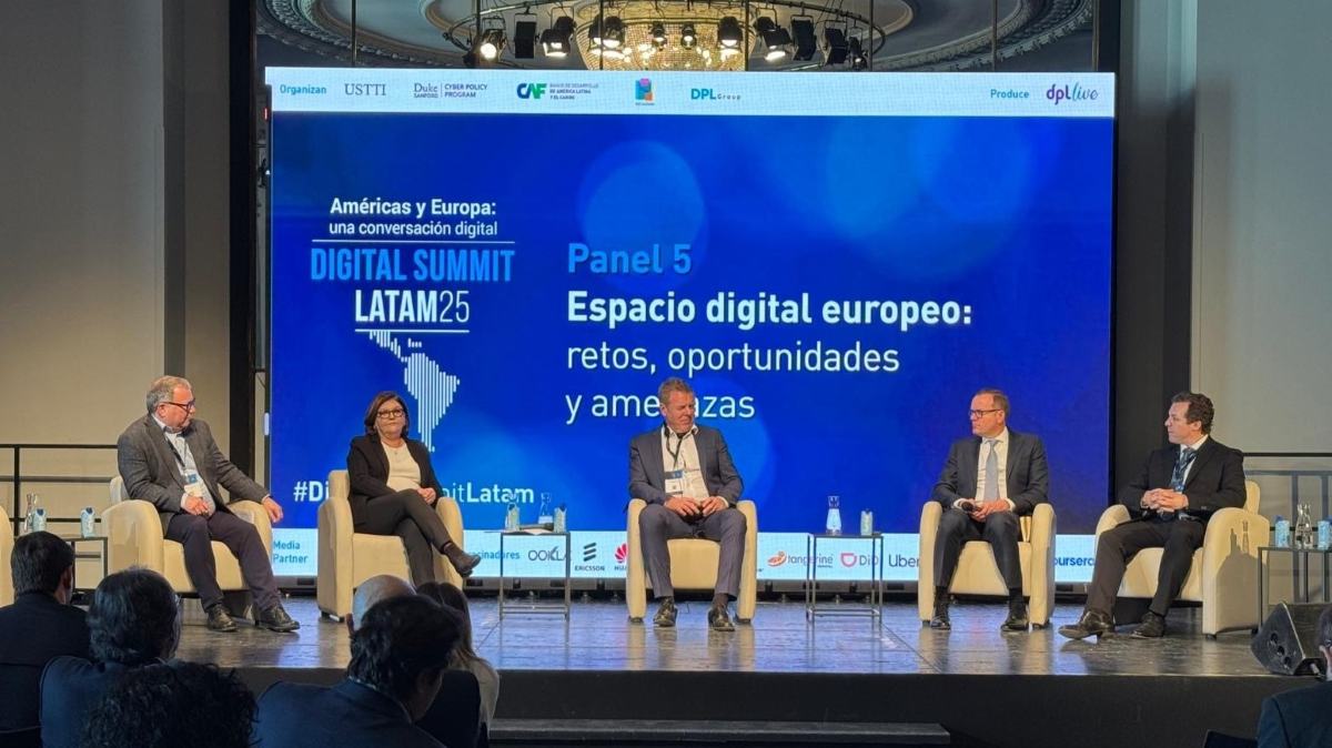 The image shows BEREC Chair 2025 Robert Mourik (ComReg, Ireland) participating in a panel session during the Digital Summit Latam 2025 in Madrid, Spain. The picture shows also the other panelists.