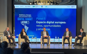 The image shows BEREC Chair 2025 Robert Mourik (ComReg, Ireland) participating in a panel session during the Digital Summit Latam 2025 in Madrid, Spain. The picture shows also the other panelists.
